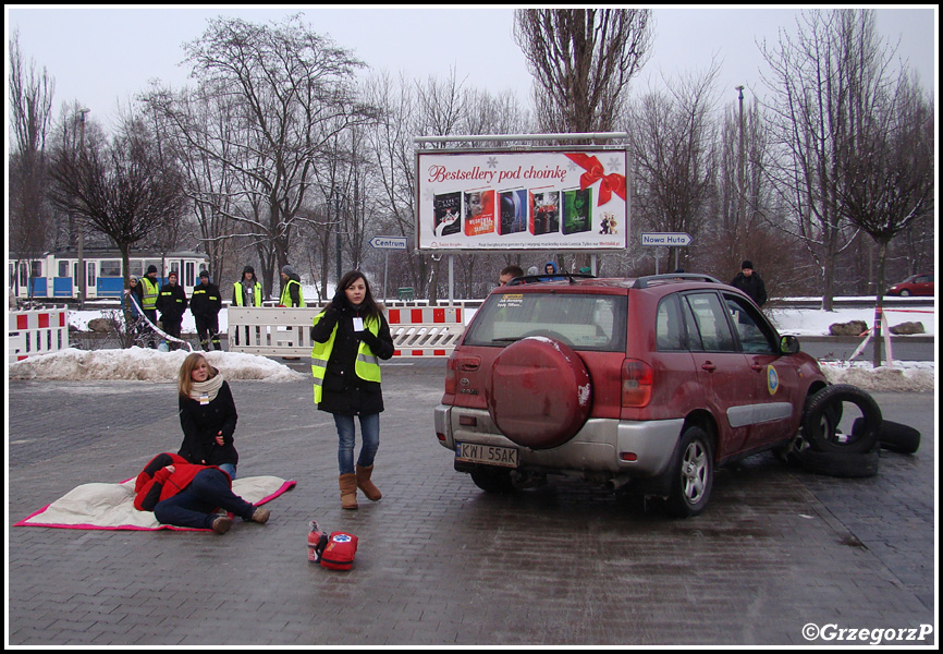 13.01.2013 - KrakÃ³w, parking M1 - Pokaz pierwszej pomocy przy wypadku komunikacyjnym
