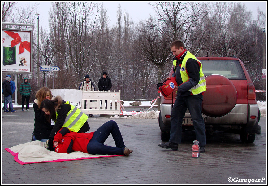 13.01.2013 - KrakÃ³w, parking M1 - Pokaz pierwszej pomocy przy wypadku komunikacyjnym