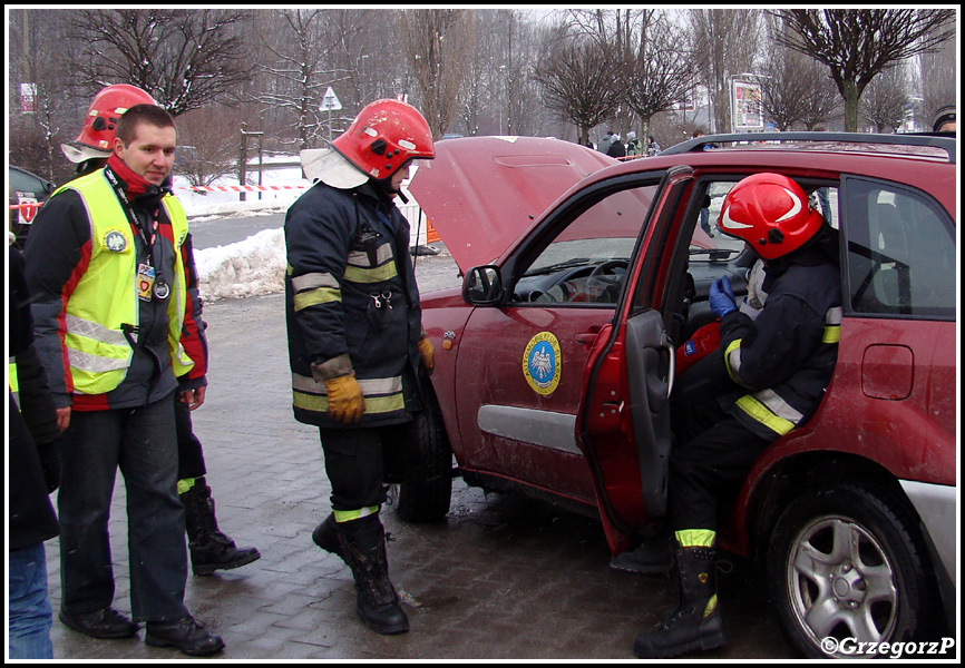 13.01.2013 - KrakÃ³w, parking M1 - Pokaz pierwszej pomocy przy wypadku komunikacyjnym