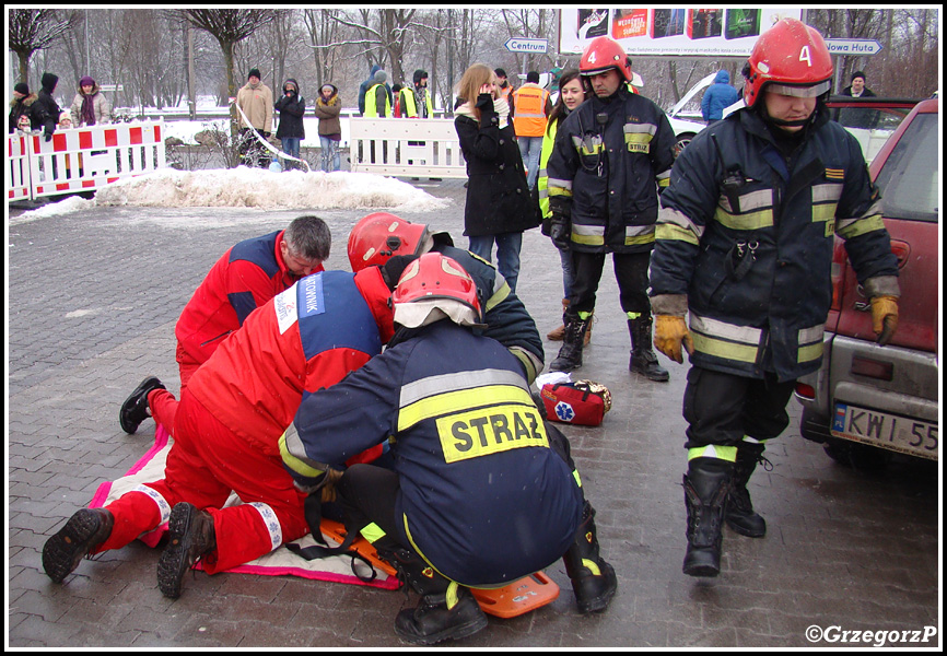 13.01.2013 - KrakÃ³w, parking M1 - Pokaz pierwszej pomocy przy wypadku komunikacyjnym