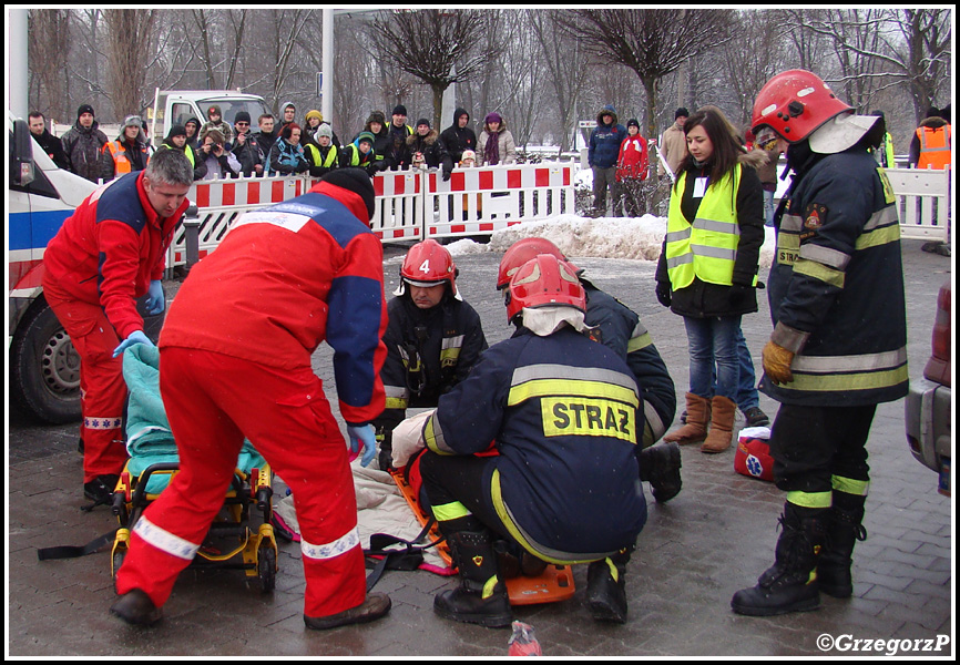 13.01.2013 - KrakÃ³w, parking M1 - Pokaz pierwszej pomocy przy wypadku komunikacyjnym