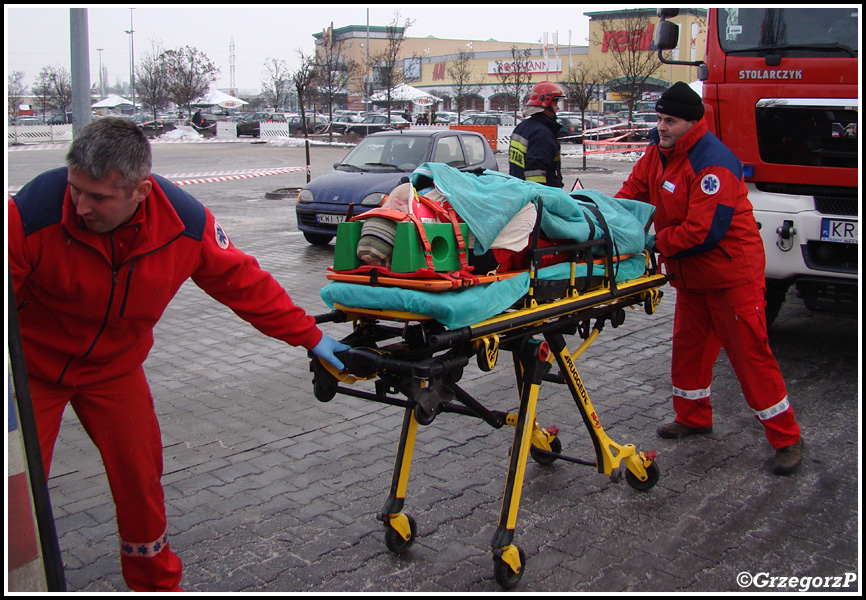 13.01.2013 - KrakÃ³w, parking M1 - Pokaz pierwszej pomocy przy wypadku komunikacyjnym