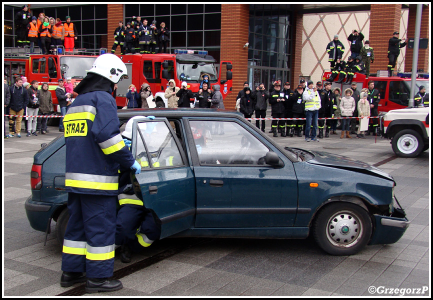 12.01.2014 - KrakÃ³w, Bonarka - Pokaz ratownictwa technicznego podczas I MZOSP i WOÅšP
