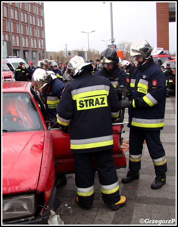 12.01.2014 - KrakÃ³w, Bonarka - Pokaz ratownictwa technicznego podczas I MZOSP i WOÅšP