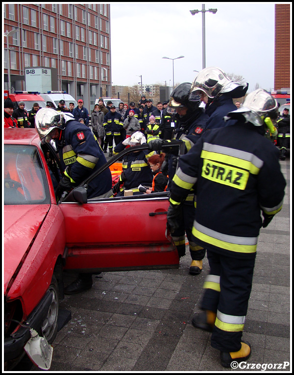 12.01.2014 - KrakÃ³w, Bonarka - Pokaz ratownictwa technicznego podczas I MZOSP i WOÅšP