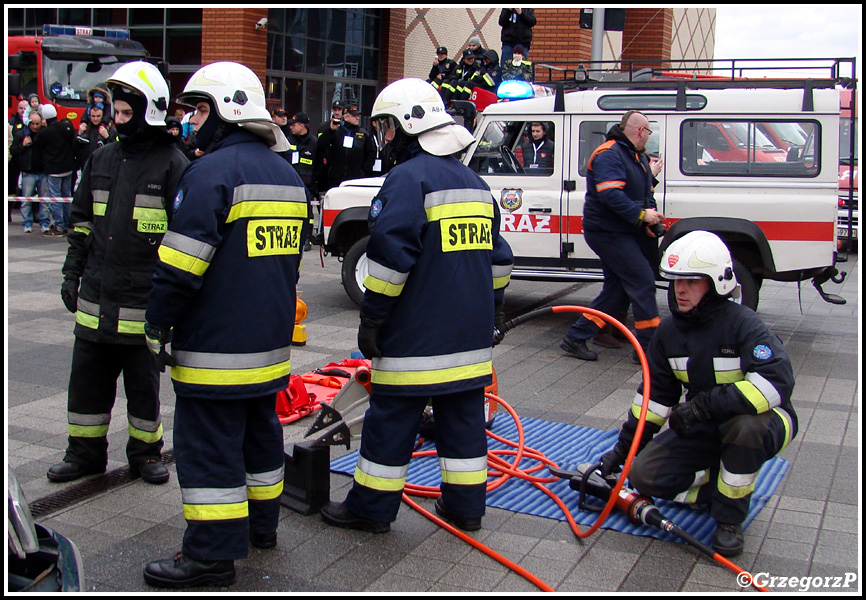 12.01.2014 - KrakÃ³w, Bonarka - Pokaz ratownictwa technicznego podczas I MZOSP i WOÅšP