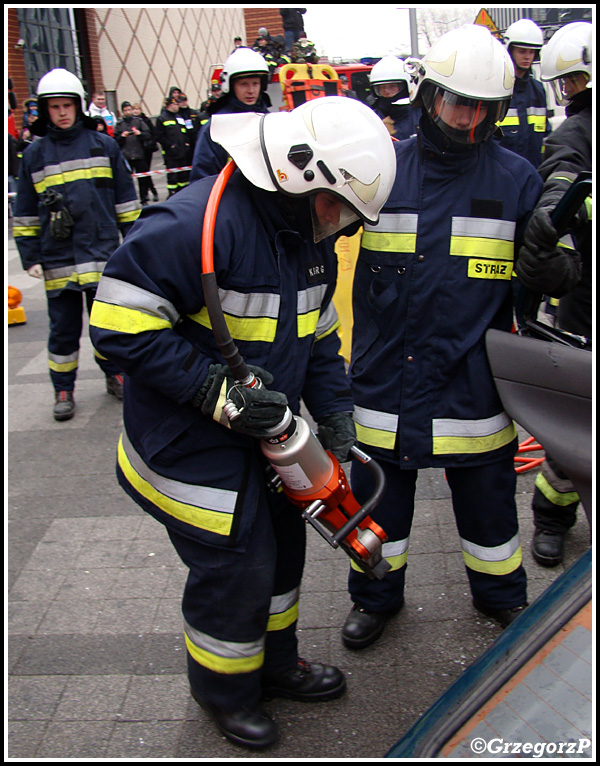12.01.2014 - KrakÃ³w, Bonarka - Pokaz ratownictwa technicznego podczas I MZOSP i WOÅšP