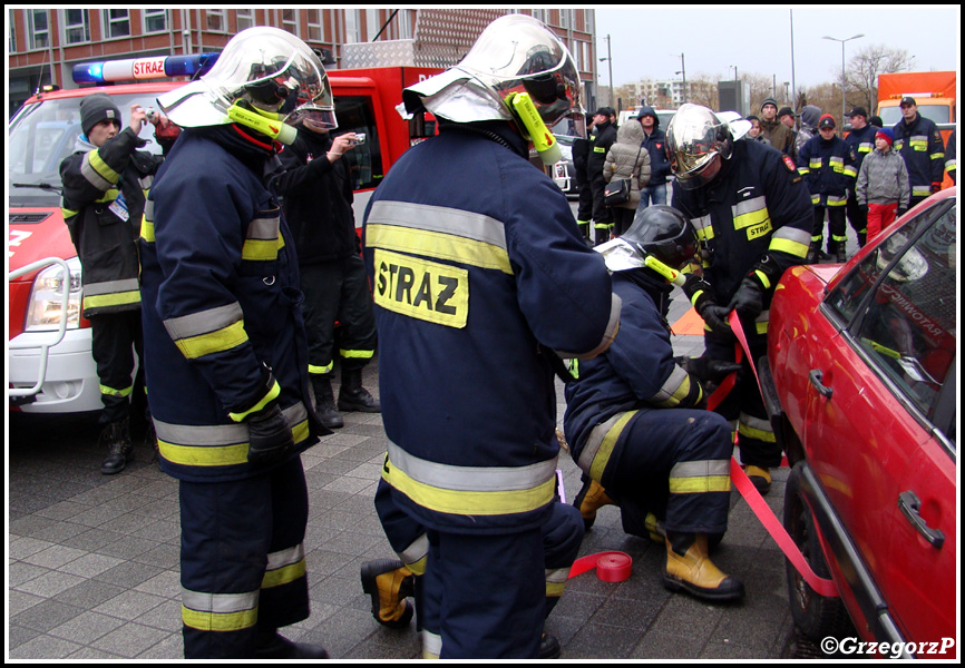 12.01.2014 - KrakÃ³w, Bonarka - Pokaz ratownictwa technicznego podczas I MZOSP i WOÅšP