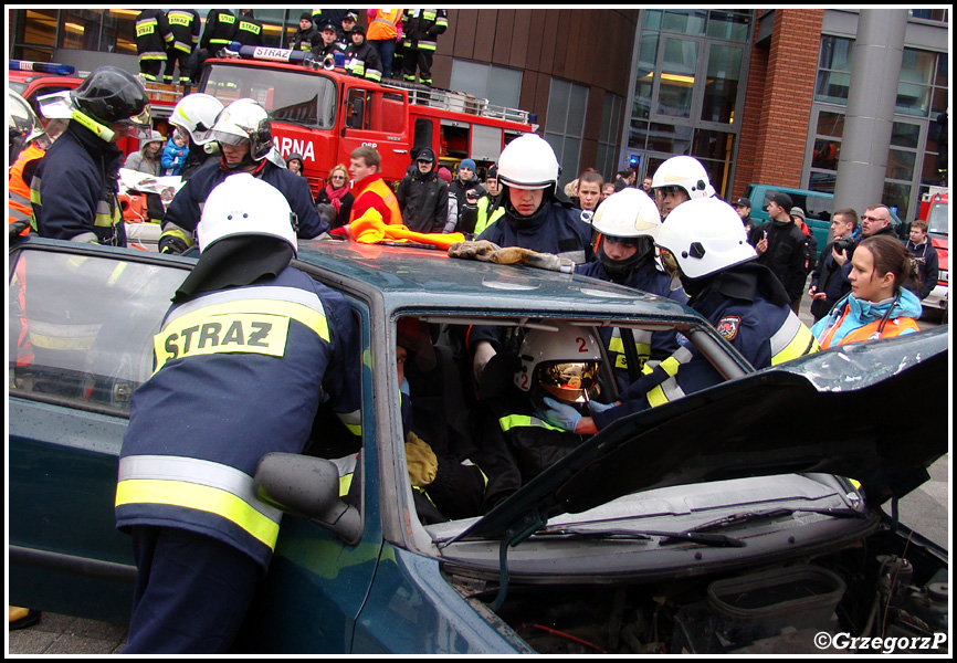 12.01.2014 - KrakÃ³w, Bonarka - Pokaz ratownictwa technicznego podczas I MZOSP i WOÅšP