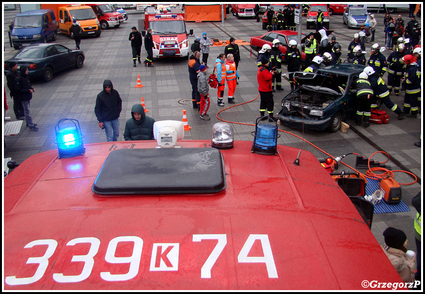 12.01.2014 - Kraków, Bonarka - Pokaz ratownictwa technicznego podczas I MZOSP i WOŚP