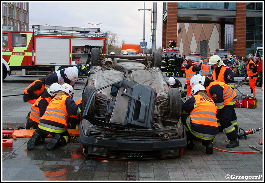 12.01.2014 - KrakÃ³w, Bonarka - Pokaz ratownictwa technicznego podczas I MZOSP i WOÅšP
