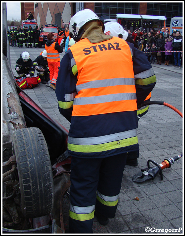 12.01.2014 - Kraków, Bonarka - Pokaz ratownictwa technicznego podczas I MZOSP i WOŚP