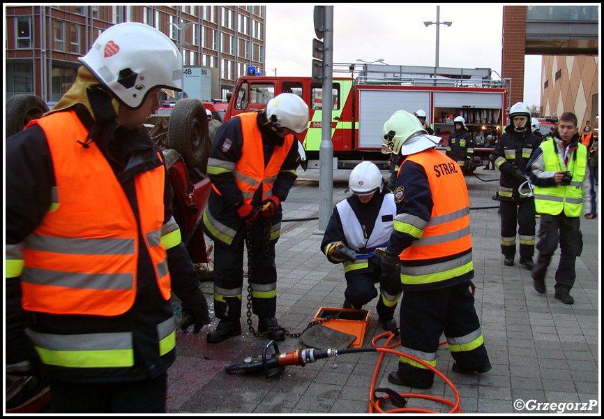 12.01.2014 - KrakÃ³w, Bonarka - Pokaz ratownictwa technicznego podczas I MZOSP i WOÅšP