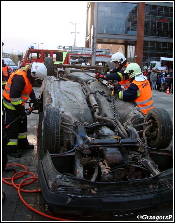 12.01.2014 - KrakÃ³w, Bonarka - Pokaz ratownictwa technicznego podczas I MZOSP i WOÅšP