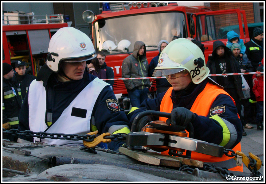 12.01.2014 - KrakÃ³w, Bonarka - Pokaz ratownictwa technicznego podczas I MZOSP i WOÅšP