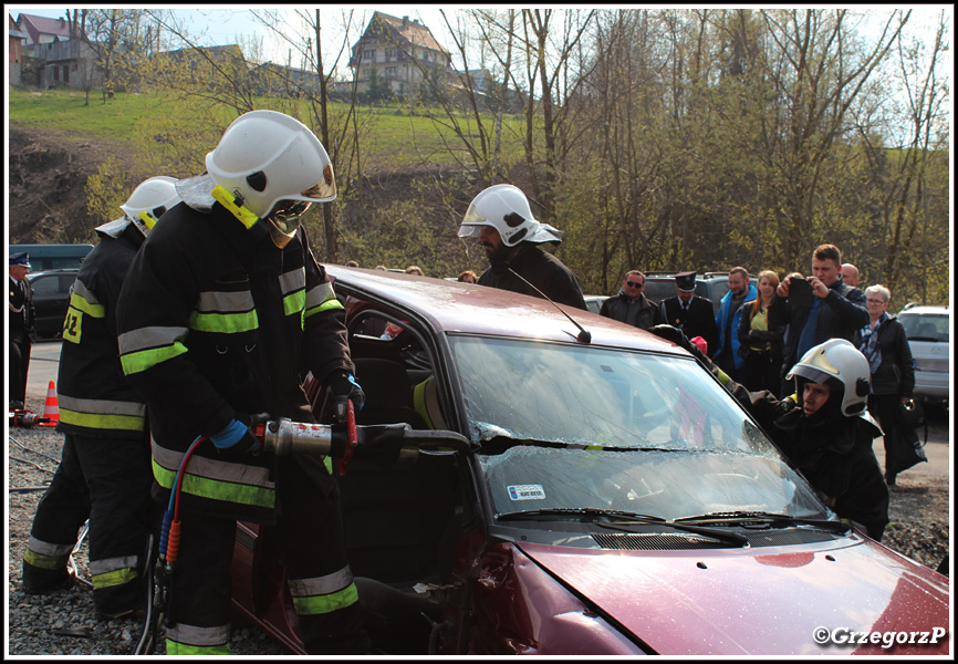 30.04.2017 - Rdzawka, plac przy szkole - Pokaz ratownictwa drogowego