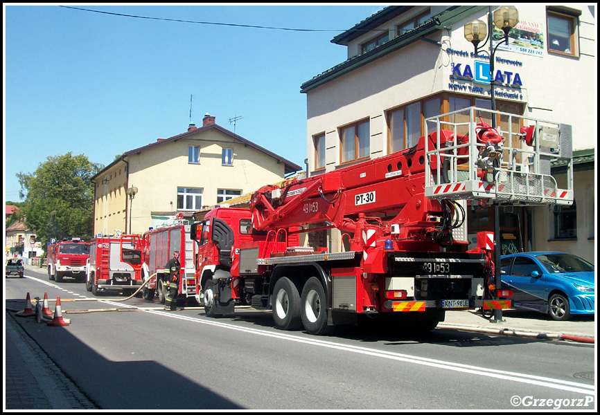 10.07.2010 - Nowy Targ, ul. Nadwodnia - Pożar zakładu kuśnierskiego