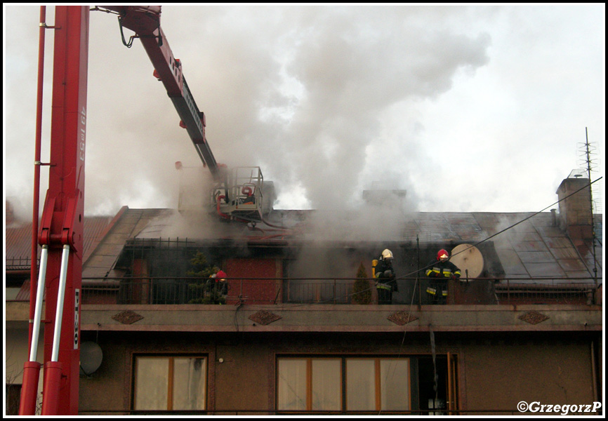 25.11.2010 - Nowy Targ, Aleja TysiÄ…clecia - PoÅ¼ar mieszkania