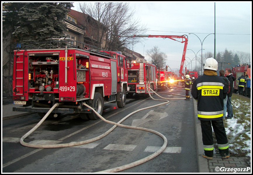25.11.2010 - Nowy Targ, Aleja TysiÄ…clecia - PoÅ¼ar mieszkania