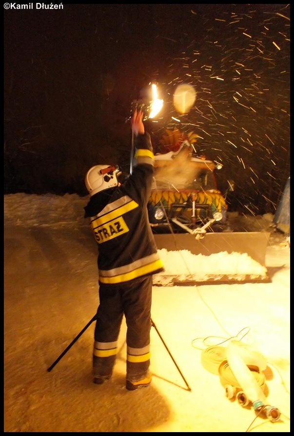 25.01.2013 - KoÅ›cielisko, ul. KarpielÃ³wka - poÅ¼ar drewnianego budynku
