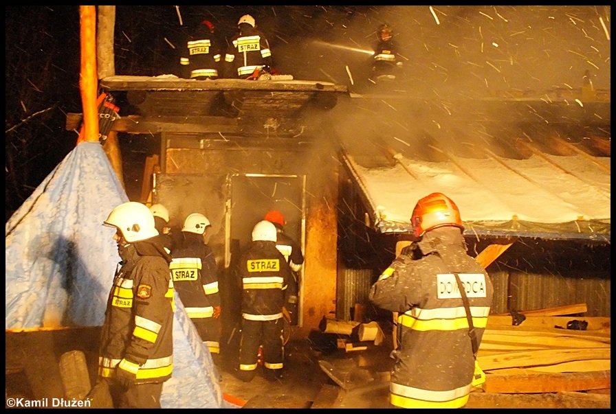 25.01.2013 - KoÅ›cielisko, ul. KarpielÃ³wka - poÅ¼ar drewnianego budynku