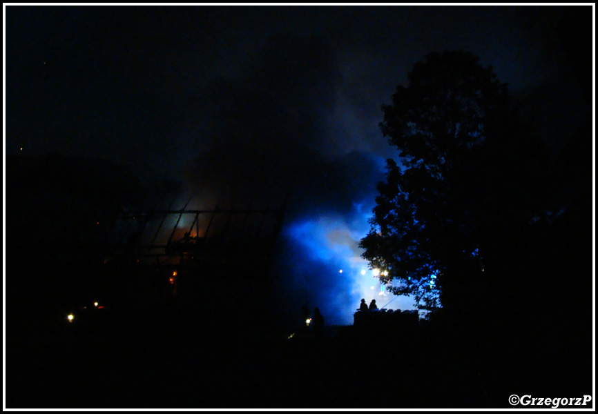 8.07.2012 - Klikuszowa - PoÅ¼ar zabudowaÅ„ gospodarczych