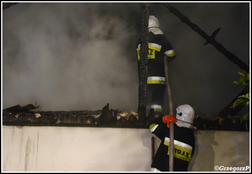 8.07.2012 - Klikuszowa - PoÅ¼ar zabudowaÅ„ gospodarczych
