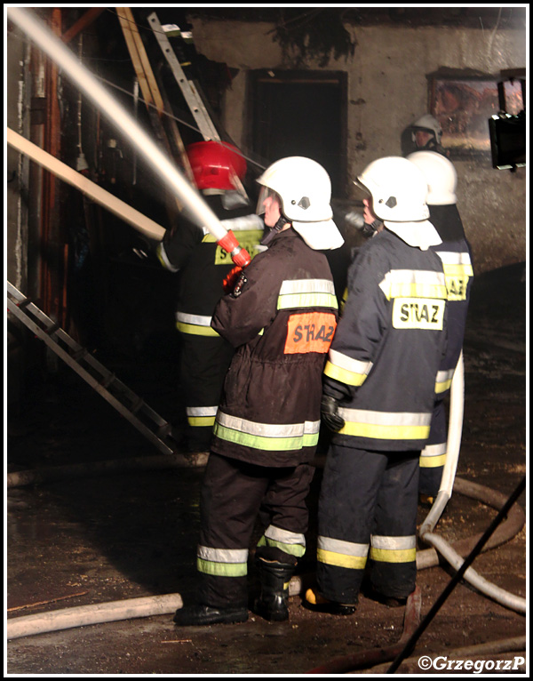 13.01.2015 - Sieniawa - PoÅ¼ar zabudowaÅ„ gospodarczych