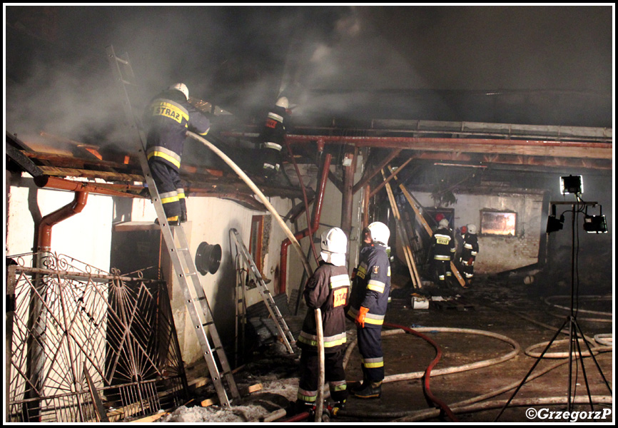 13.01.2015 - Sieniawa - PoÅ¼ar zabudowaÅ„ gospodarczych
