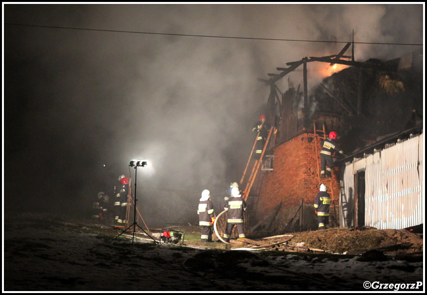 13.01.2015 - Sieniawa - PoÅ¼ar zabudowaÅ„ gospodarczych