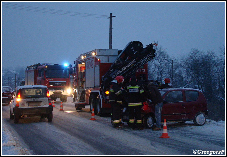 23.01.2013 - Rabka, ul. Zakopiańska - Auto na torach kolejowych