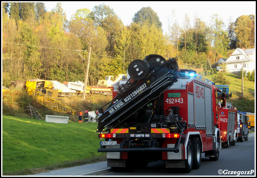 4.10.2011 - Sieniawa - Wykolejony wagon z dÅºwigiem