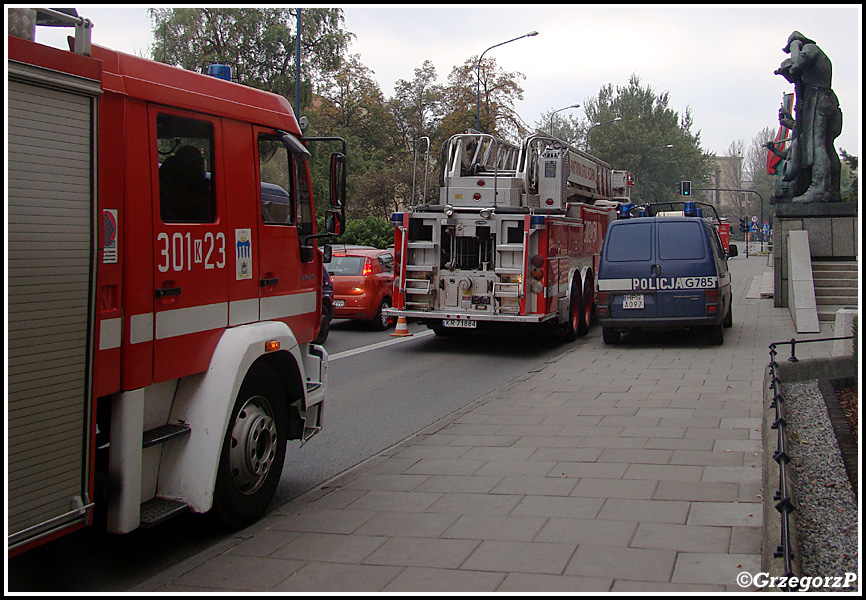 4.10.2014 - KrakÃ³w, al. Mickiewicza 30, budynek AGH - Alarm bombowy