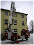 25.05.2009 - Rabka, ul. SÄ…decka 2 - Usuwanie sopli z dachu SzkoÅ‚y Podstawowej nr 2